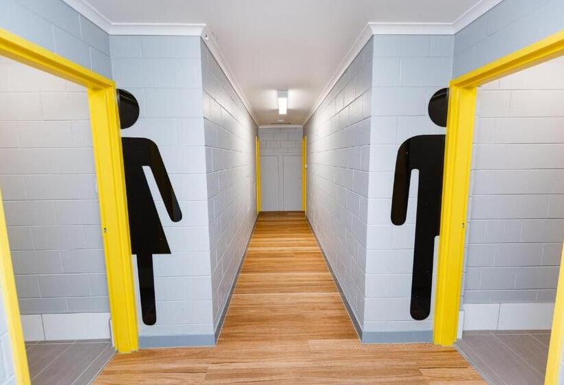 هتل Mad Monkey Village