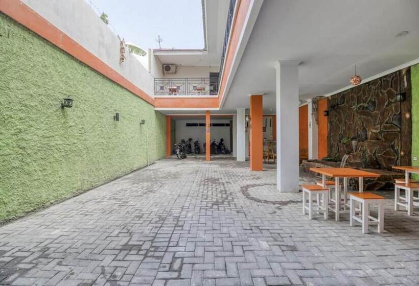 هتل Reddoorz Near Babarsari 2