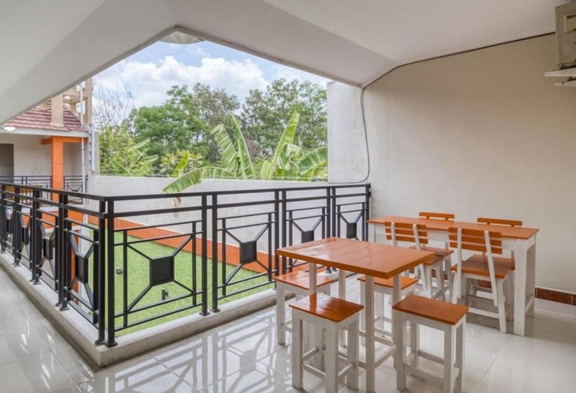 هتل Reddoorz Near Babarsari 2