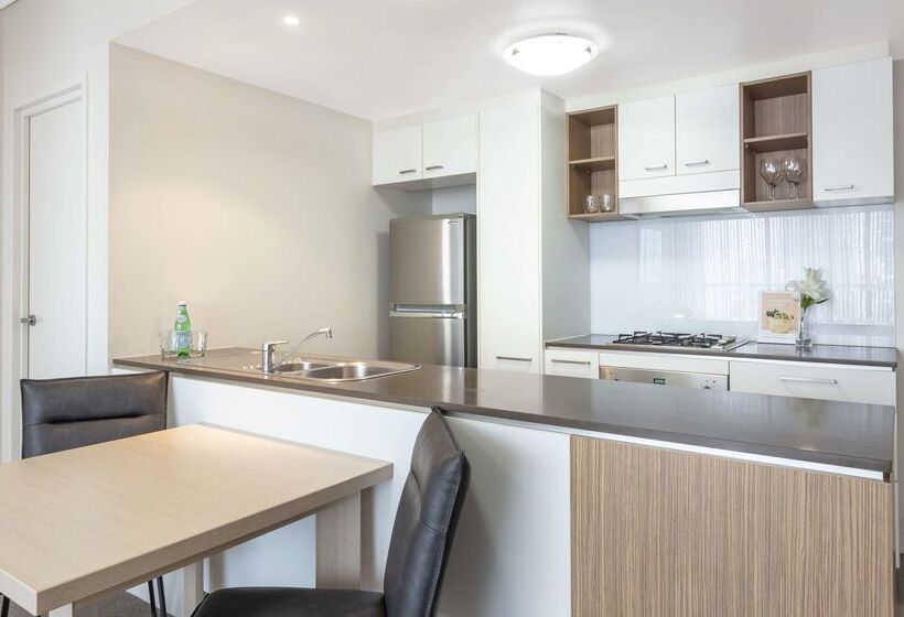 هتل Oaks Brisbane On Charlotte Suites