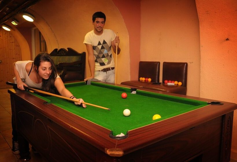 Isaacs Hostel