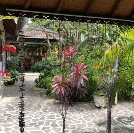 تختخواب و صبحانه Villa Lumbalumba Banyualit