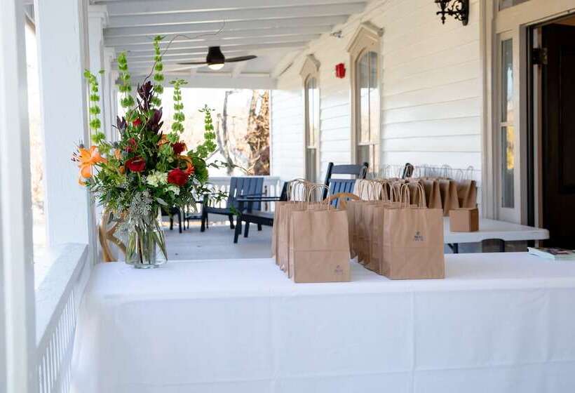 ホテル The Colonial Inn