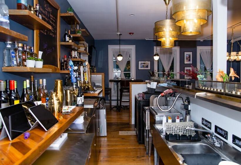 ホテル The Colonial Inn