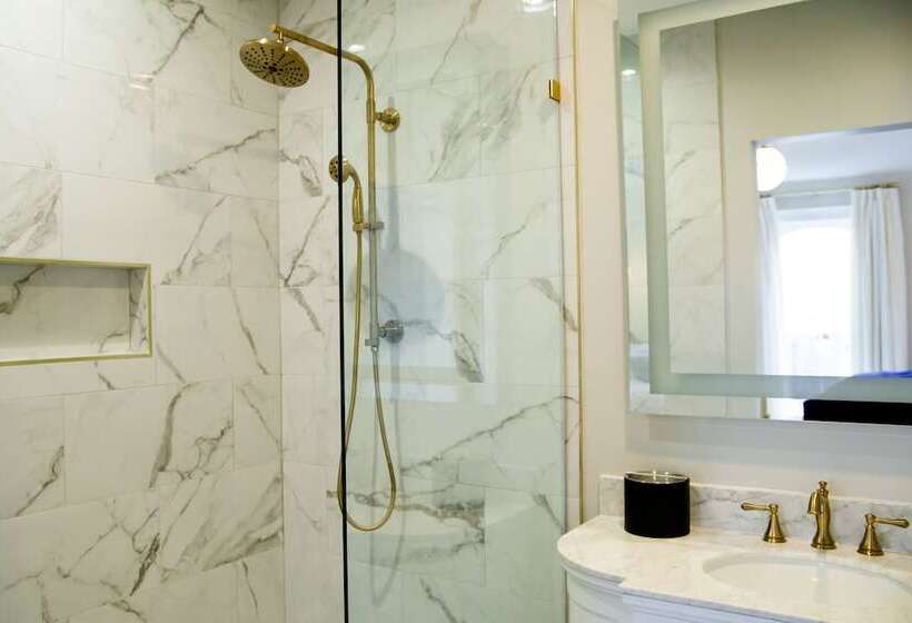 ホテル The Colonial Inn