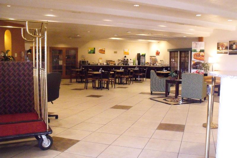 Отель Clarion Pointe Winslow I 40