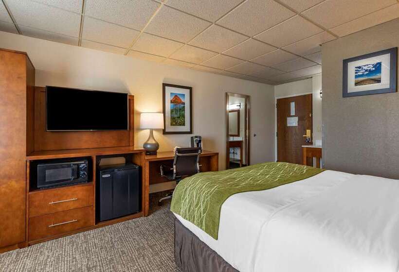 Отель Comfort Inn & Suites Gateway To Glacier National Park
