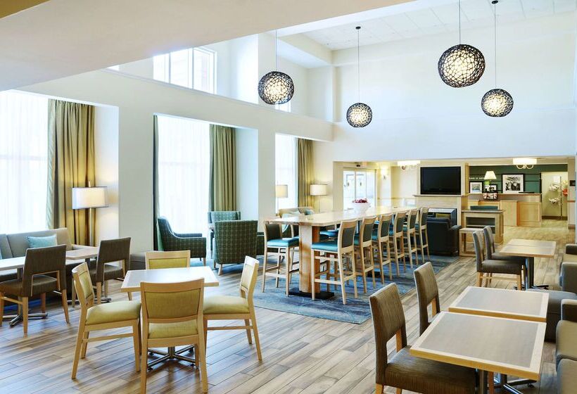 هتل Hampton Inn & Suites Saint John