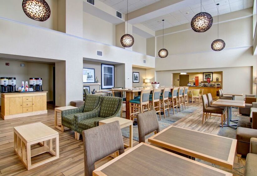 هتل Hampton Inn & Suites Saint John