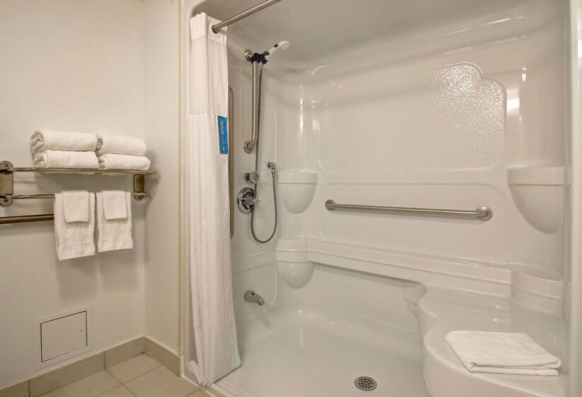 هتل Hampton Inn & Suites Saint John