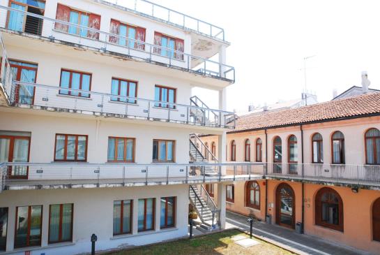 هتل Sunny Terrace Hostel