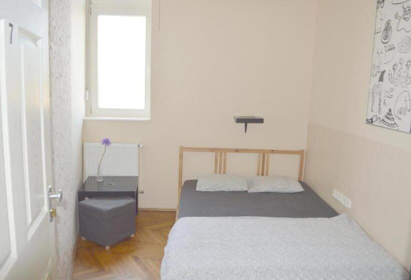 بنسيون Artist Guest House