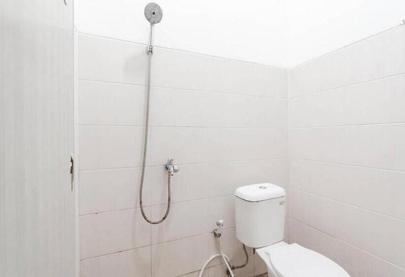 Reddoorz Syariah At Hotel Tiga Er Near Karawang Central Plaza