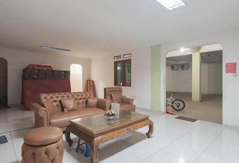 Reddoorz Syariah At Hotel Tiga Er Near Karawang Central Plaza