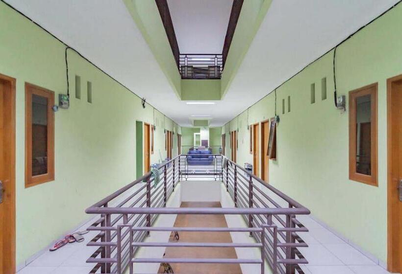 Reddoorz Syariah At Hotel Tiga Er Near Karawang Central Plaza