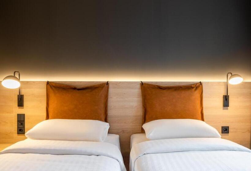هتل Moxy Dresden Neustadt