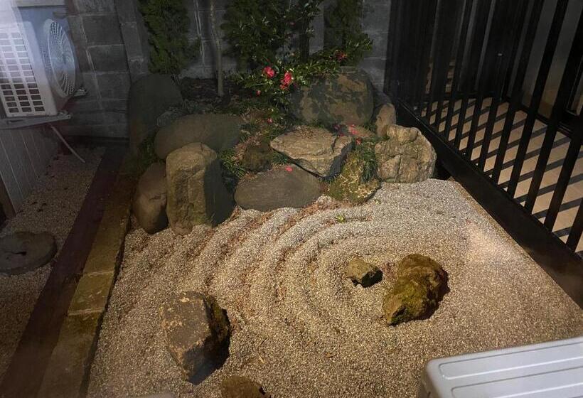 بنسيون 憩ikoi Guest House & Cafe Bar