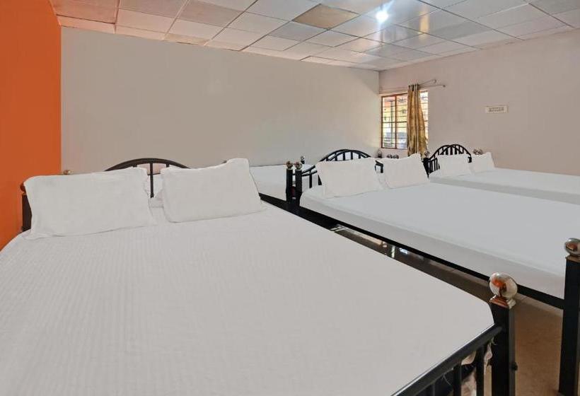 펜션 Oyo 78682 Silver Clouds Home Stay