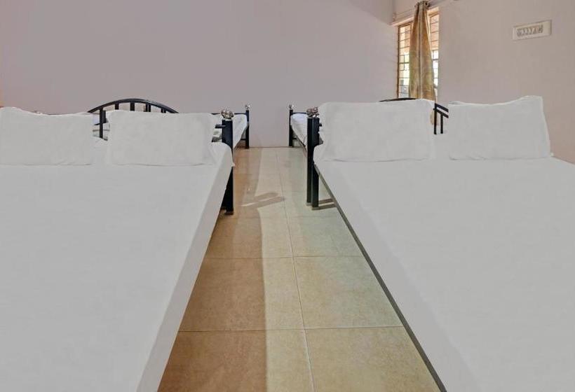 펜션 Oyo 78682 Silver Clouds Home Stay