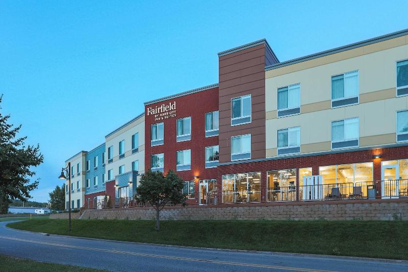 هتل Fairfield Inn & Suites Marquette