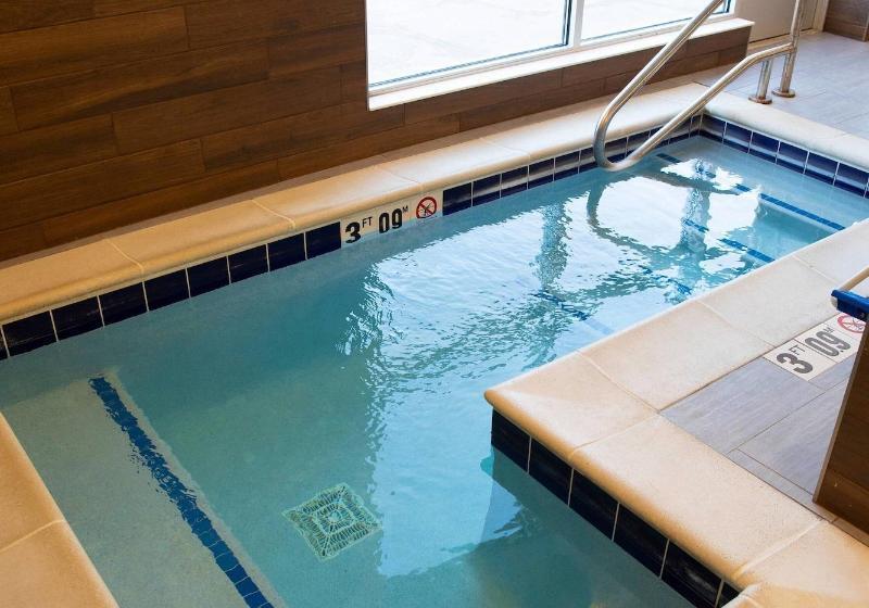 هتل Fairfield Inn & Suites Marquette