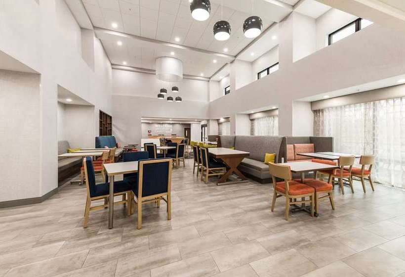 בית מלון כפרי Hampton Inn & Suites Benton Harbor