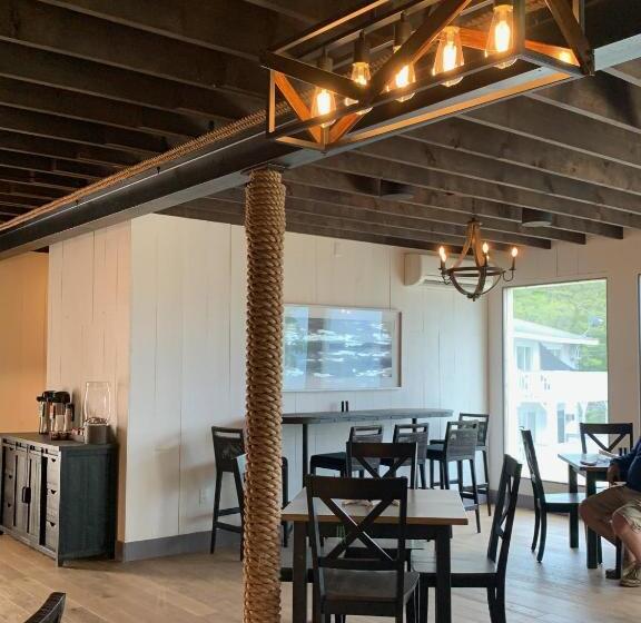 בית מלון כפרי Smuggler's Cove Inn