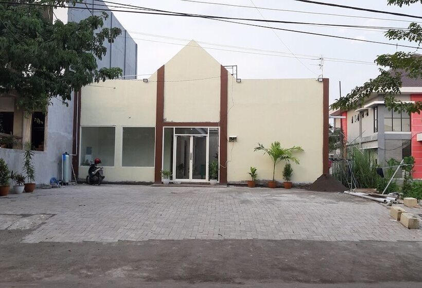 هتل Reddoorz Near Alun Alun Sidoarjo