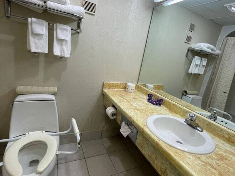 בית מלון כפרי Knights Inn & Suites Emporia