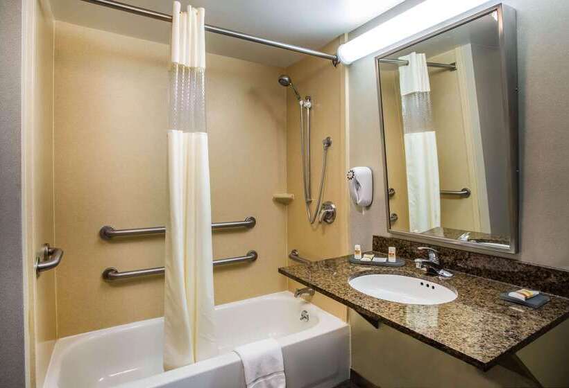 فندق La Quinta By Wyndham Islip   Macarthur Airport