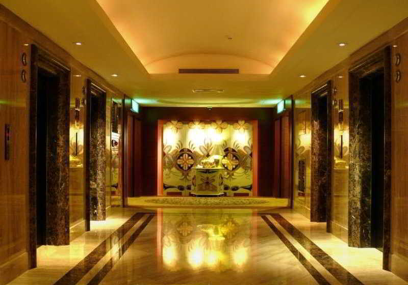 هتل Monarch Plaza