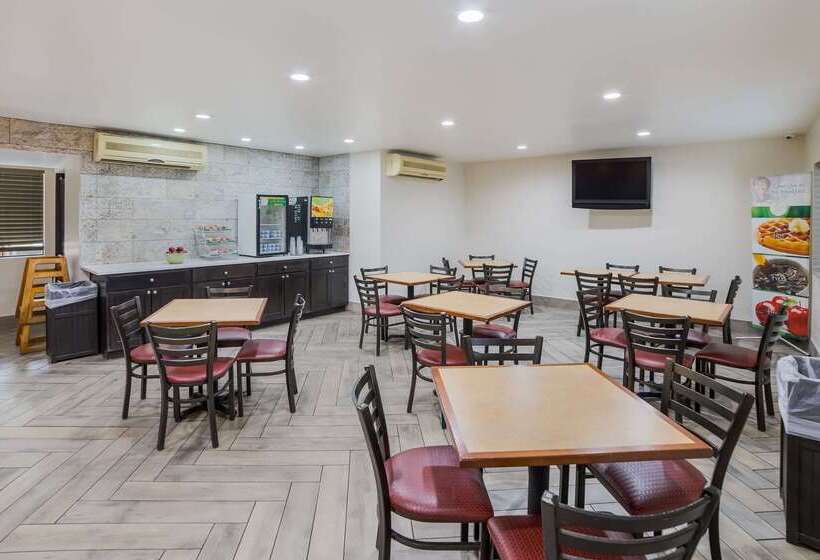 בית מלון כפרי Quality Inn & Suites Goodyear  Phoenix West