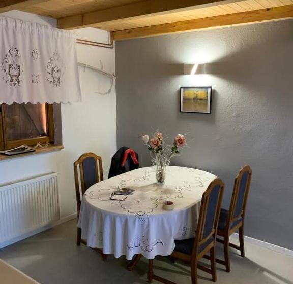 בית מלון כפרי House Izvor