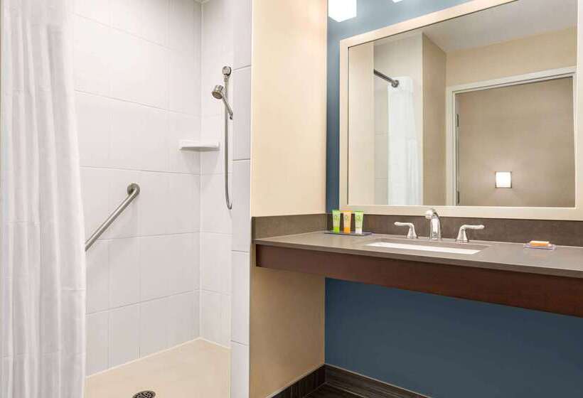 هتل Wyndham Garden Niagara Falls Fallsview