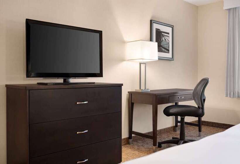 هتل Wyndham Garden Niagara Falls Fallsview