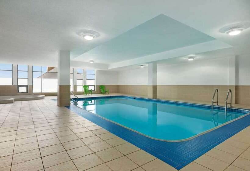 هتل Wyndham Garden Niagara Falls Fallsview