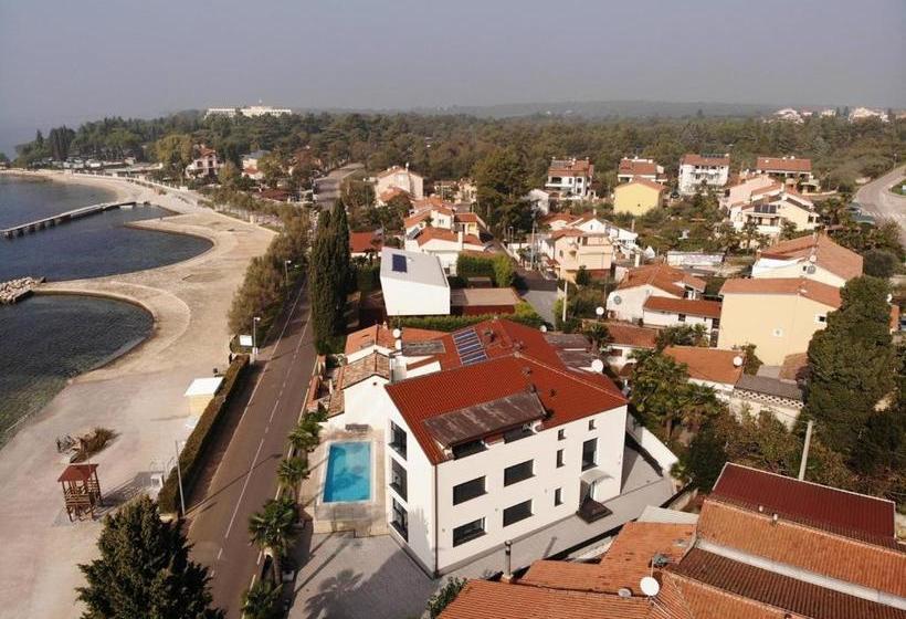 پانسیون Apartments And Rooms With Parking Space Porec   6917