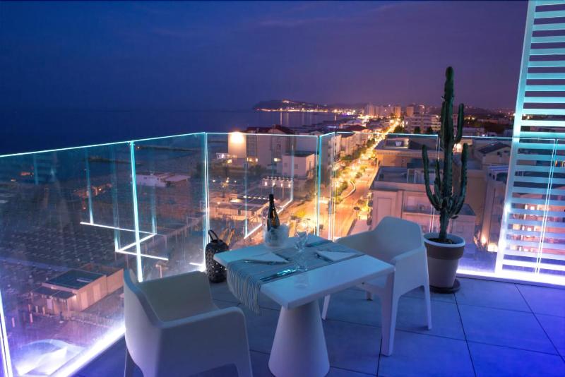 هتل Alexandra   Beach Front  Xxl Breakfast & Brunch Until 12 30pm