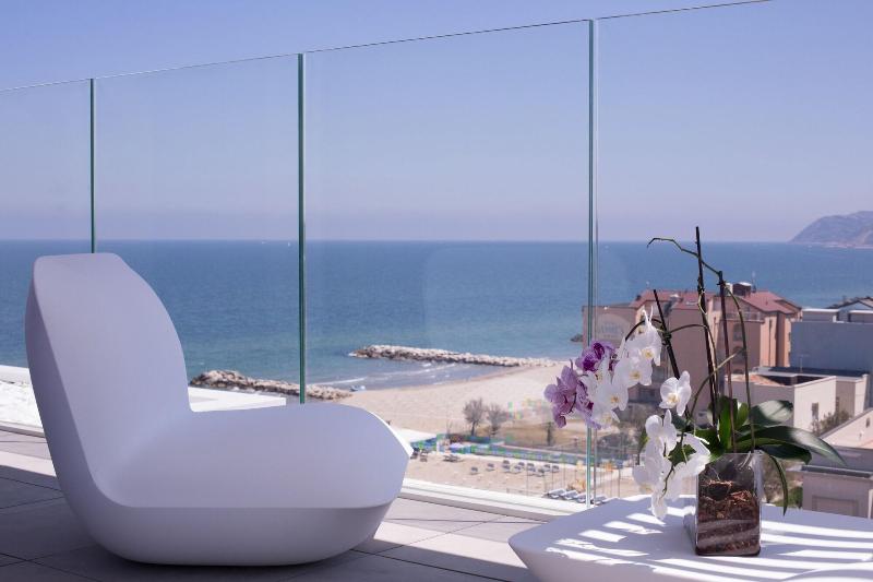 هتل Alexandra   Beach Front  Xxl Breakfast & Brunch Until 12 30pm