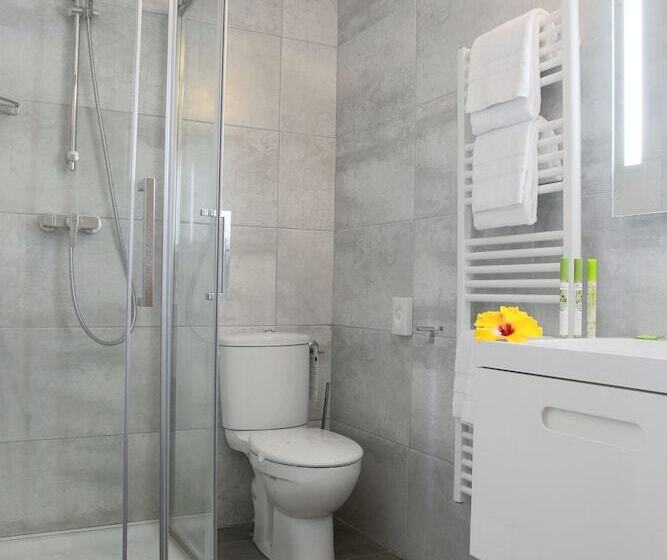 هتل Hôtel Le Clos Roussillon