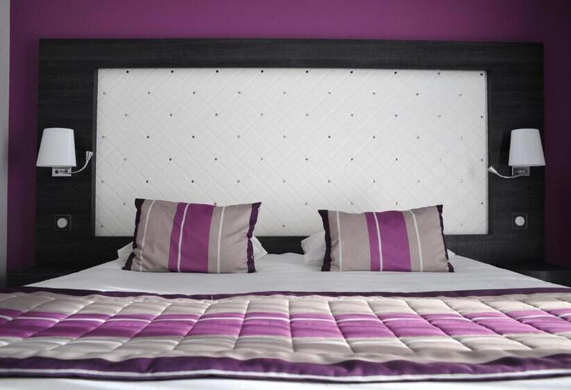Отель The Originals Boutique, Hôtel Le Lion D'or, Fougères Ouest