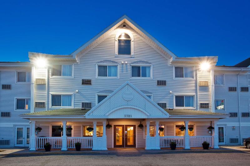 هتل Travelodge Suites By Wyndham Regina   Eastgate Bay