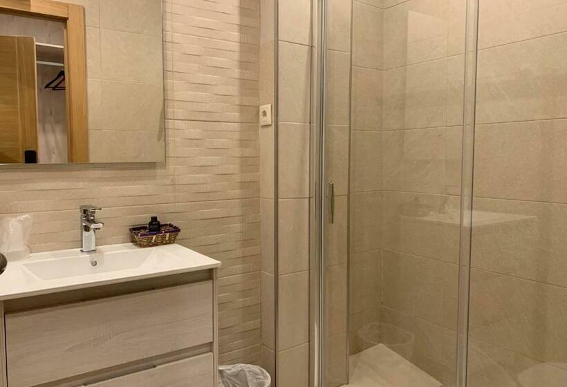پانسیون Hostal Poeta Machado