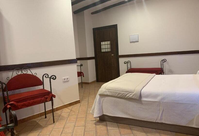 پانسیون Hostal Poeta Machado