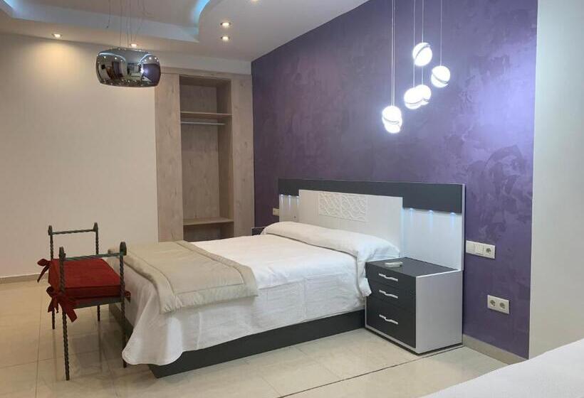 پانسیون Hostal Poeta Machado