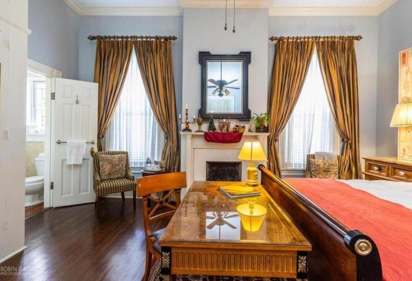 تختخواب و صبحانه Burke Mansion