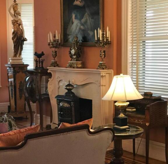 تختخواب و صبحانه Burke Mansion