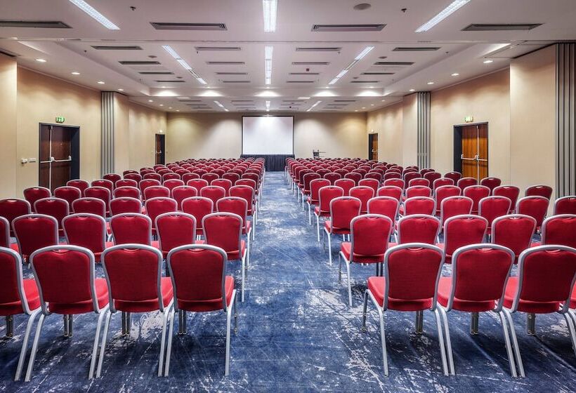 فندق Courtyard By Marriott Prague Airport