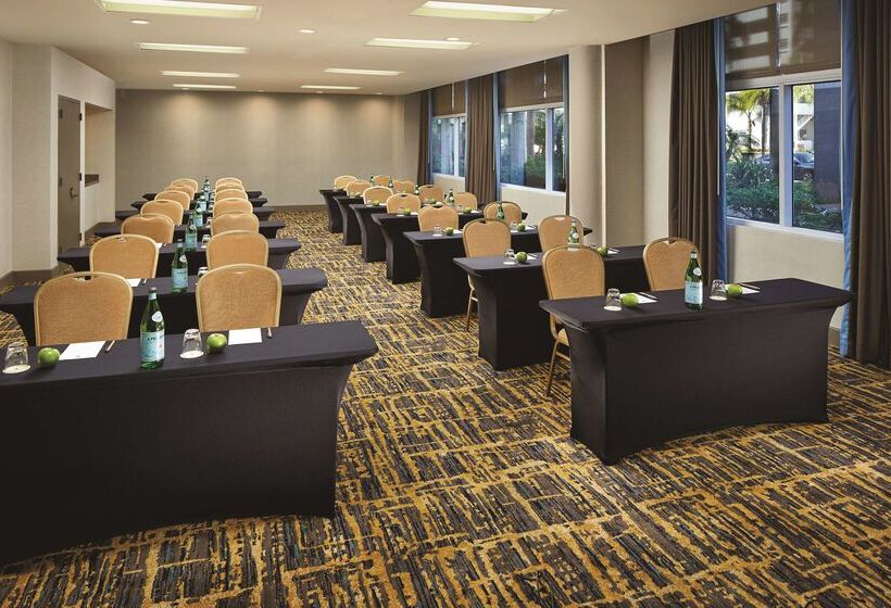 هتل Doubletree By Hilton Lax El Segundo