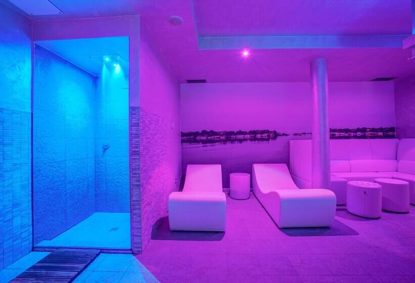 هتل Ferretti Beach